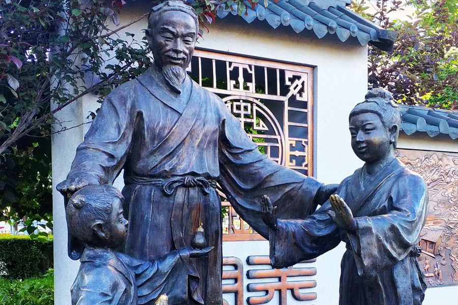 公園玻璃鋼人(rén)物(wù)雕塑